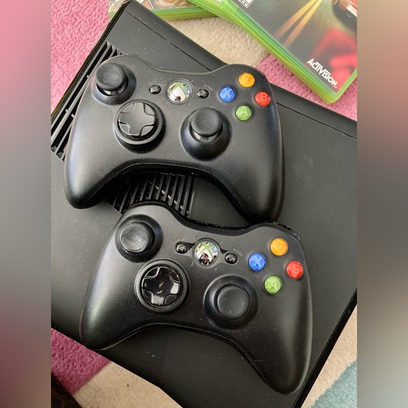 Microsoft XBOX 360 S 4GB Black Console 2 Controllers Games Borderlands Bundle - Picture 7 of 8